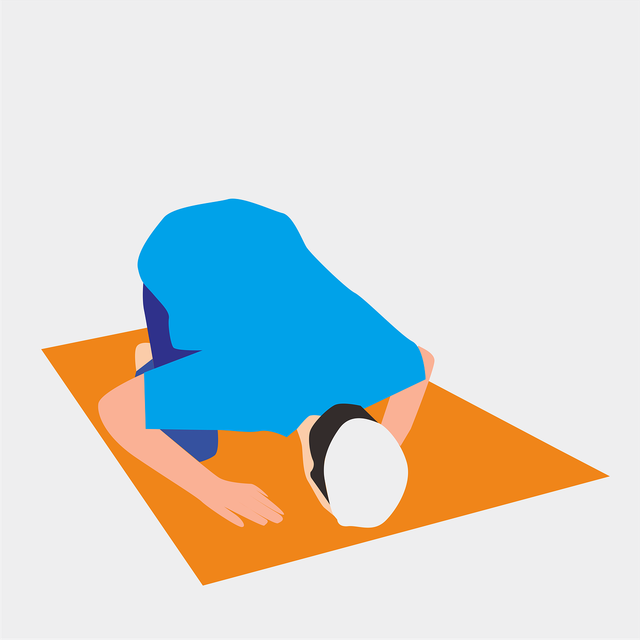 Gambar orang salat posisi sujud (Pixabay.com)