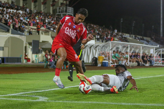 Pesepak bola Madura United Jorge Mendonca (kanan) berusaha merebut bola dari pesepak bola Persijap Jepara Rahmat Hidayat (kiri) saat pertandingan BRI Super League di Stadion Gelora Bumi Kartini (GBK), Kabupaten Jepara, Jawa Tengah, Sabtu (7/2/2026). Foto: Nirza/ANTARA FOTO