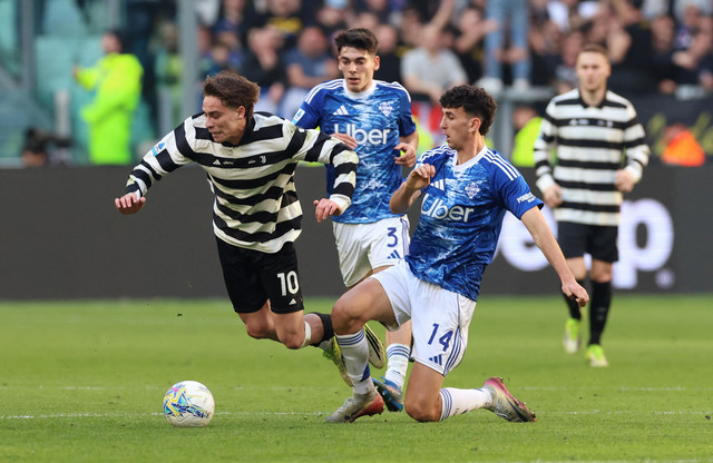 Kenan Yildiz dari Juventus beraksi bersama Jacobo Ramon dari Como pada pertandingan Liga Italia antara Juventus vs Como di Stadion Allianz, Turin, Italia, Sabtu (21/2/2026). Foto: Ciro De Luca/REUTERS
