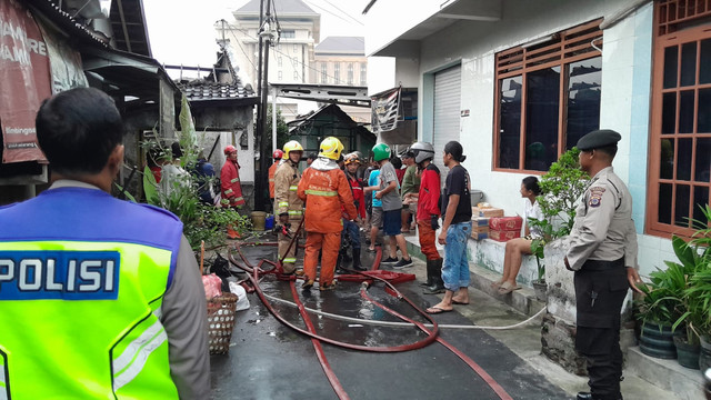 Sebuah rumah yang menyimpan kembang api di Blimbingsari, Caturtunggal, Depok, Kabupaten Sleman, hangus terbakar. Diduga kebakaran dipicu korsleting listrik. Foto: Dok. Polresta Sleman