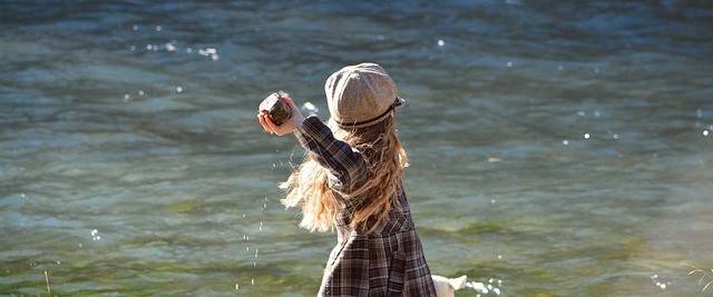 Seorang anak sedang melempar batu seperti permainan matembing. Sumber foto: pixabay.com