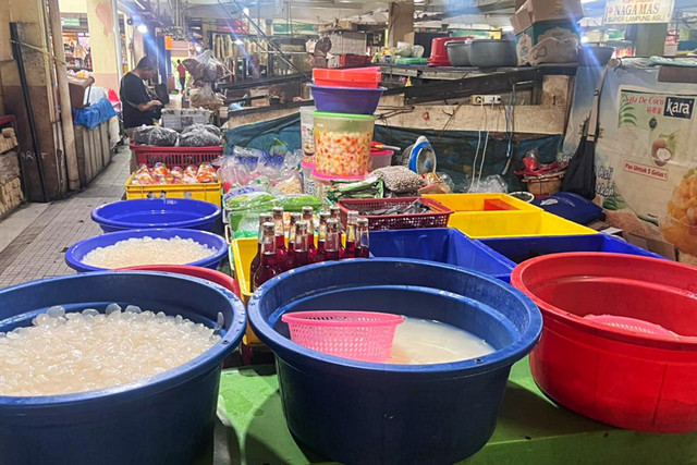 Suasana lapak pedagang kolang-kaling di Pasar Kramat Jati, Jakarta Timur, Minggu (22/2/2026). Foto: Nasywa Athifah/kumparan