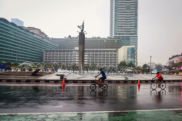 Warga menikmati suasana CFD dengan bersepeda di kawasan Bundaran HI, Jakarta Pusat, Minggu (22/2/2026). Foto: Iqbal Firdaus/kumparan