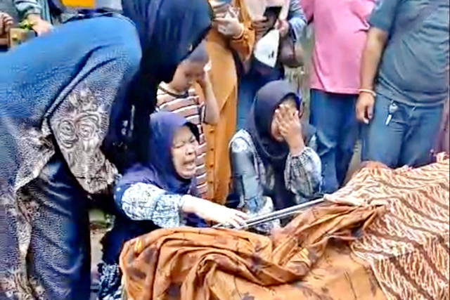 Keluarga menangis di hadapan jenazah NS, anak di Sukabumi yang tewas diduga dianiaya ibu tiri. Foto: Dok. Sukabumi Update