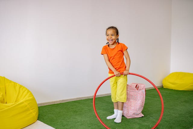 Seorang anak sedang memainkan hula hoop. Sumber foto: pexels.com