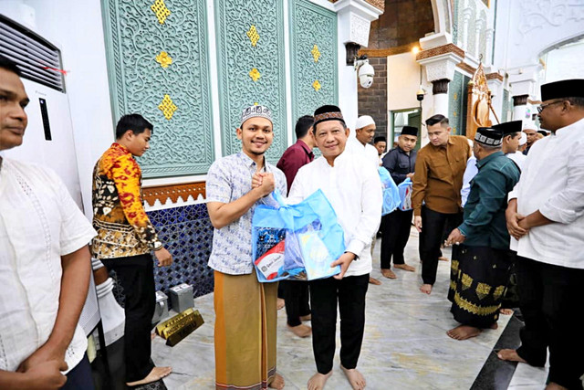 Mendagri sekaligus Kasatgas PRR Wilayah Sumatera, Muhammad Tito Karnavian menyalurkan bantuan kepada masyarakat di Masjid Raya Baiturrahman, Kota Banda Aceh, Aceh, Minggu (22/2/2026). Foto: Dok. Kemendagri