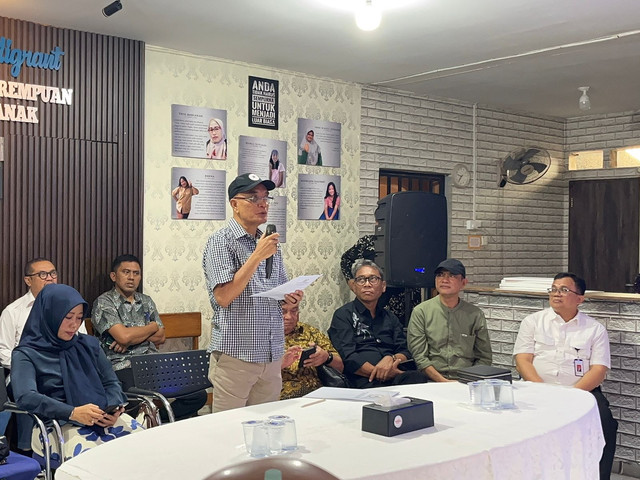 Ketua Komisi VIII DPR RI Marwan Dasopang dan Direktur Rehabilitasi Sosial Tuna Sosial dan Korban Perdagangan Orang (RSTSKPO) Kemensos RI Rachmat Koesnadi meninjau layanan perlindungan korban kekerasan dan TPPO  di Shelter Santa Theresia, Batam. Foto: Kemesos RI