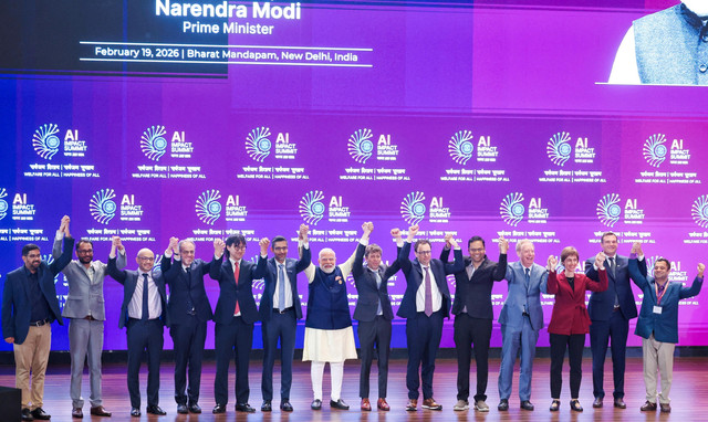 Perdana Menteri India Narendra Modi foto bersama dengan pemimpin teknologi global saat AI Impact Summit di New Delhi, India, Kamis (19/2/2026). Foto: Biro Informasi Pers India/via REUTERS