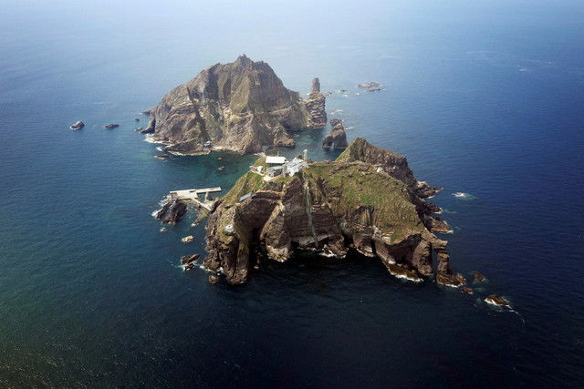 Sekumpulan pulau terpencil yang disebut Dokdo dalam bahasa Korea dan Takeshima dalam bahasa Jepang terlihat di sebelah timur Seoul, 10 Agustus 2012. Foto: The Blue House/via REUTERS