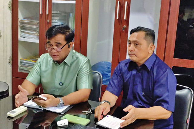 Asisten Pemerintahan dan Kesra Kesekretariatan Kota Medan, Muhammad Sofyan (kiri) dan Plt. Kadis Koperasi, UKM, Perindustrian dan Perdagangan Kota Medan, Citra Capah (kanan) saat ditemui di kantornya, Minggu (22/2/2026). Foto: Amar Marpaung/kumparan