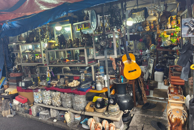 Suasana Pasar Loak Jembatan Item Jatinegara, Jakarta Timur, Minggu (22/2/2026). Foto: Jeni Ritanti/kumparan