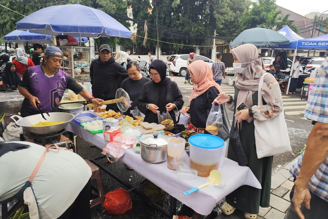 Suasana pedagang takjil di Masjid Sunda Kelapa, Jakarta pada Minggu (22/2/2026). Foto: Luthfi Humam/kumparan