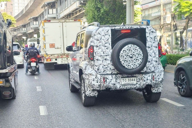 Sebuah mobil berkamuflase yang diduga sebagai Toyota Land Cruiser FJ di Tailan. Foto: Motor Thailand
