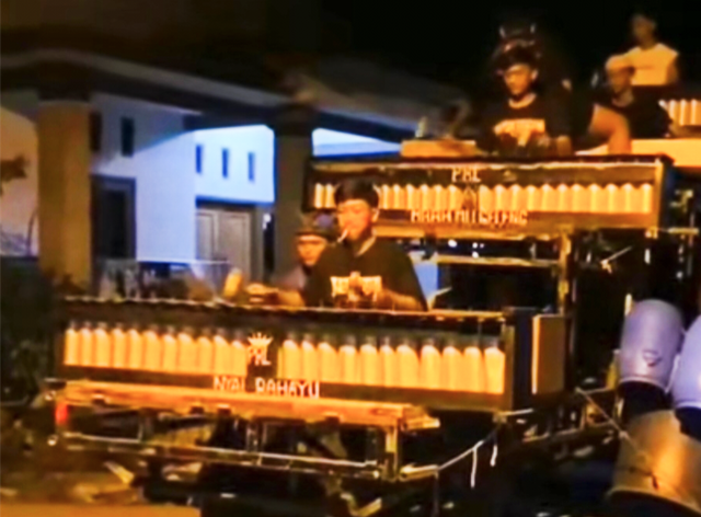 Pawai kreatifitas pemuda membangunkan sahur (dok foto @pitutsaputra)