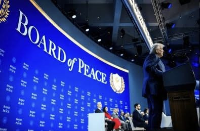 Presiden AS, Donald Trump, berpidato saat Forum Ekonomi Dunia di Davos akan inisiatifnya tentang Board of Peace. Sumber: Shutterstock. 