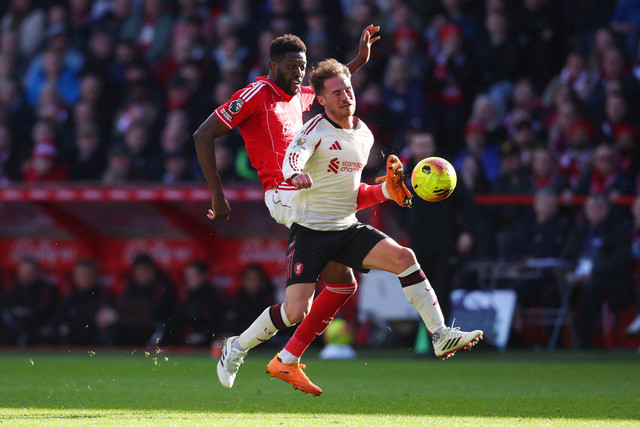 Pemain Liverpool Alexis Mac Allister berebut bola dengan pemain Nottingham Forest Ibrahim Sangare pada pertandingan Liga Inggris di The City Ground, Nottingham, Inggris, Minggu (22/2/2026). Foto: Chris Radburn/REUTERS