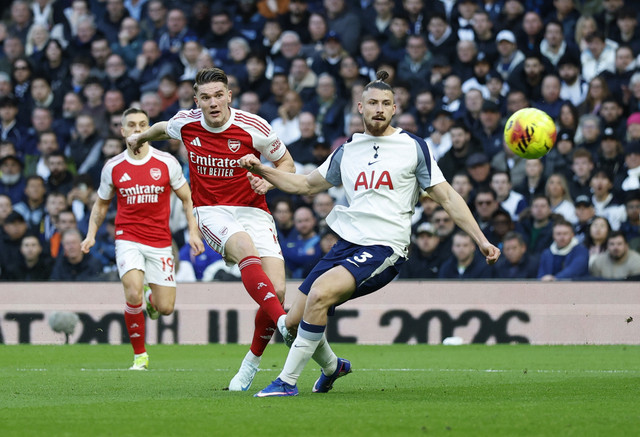 Duel Viktor Gyokeres dan Radu Dragusin saat Spurs vs Arsenal dalam laga pekan ke-27 Liga Inggris 2025/26 di Tottenham Hotspur Stadium, Minggu (22/2) malam WIB. Foto: Action Images via Reuters/Peter Cziborra