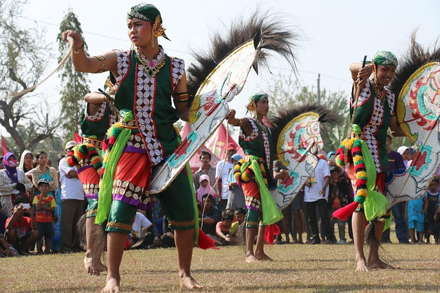 Beberapa pemain sedang mementaskan tarian kuda lumping khas budaya Jawa. Sumber foto: pixabay.com