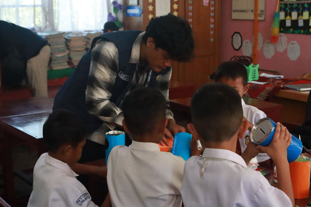 Kelompok siswa kelas 2 SDN 14 Tanjuang Baringin yang sedang menghias Celengan bersama Mahasiswa KKN Reguler 1 Universitas Andalas tahun 2026 (Sumber: Dokumentasi Kelompok)