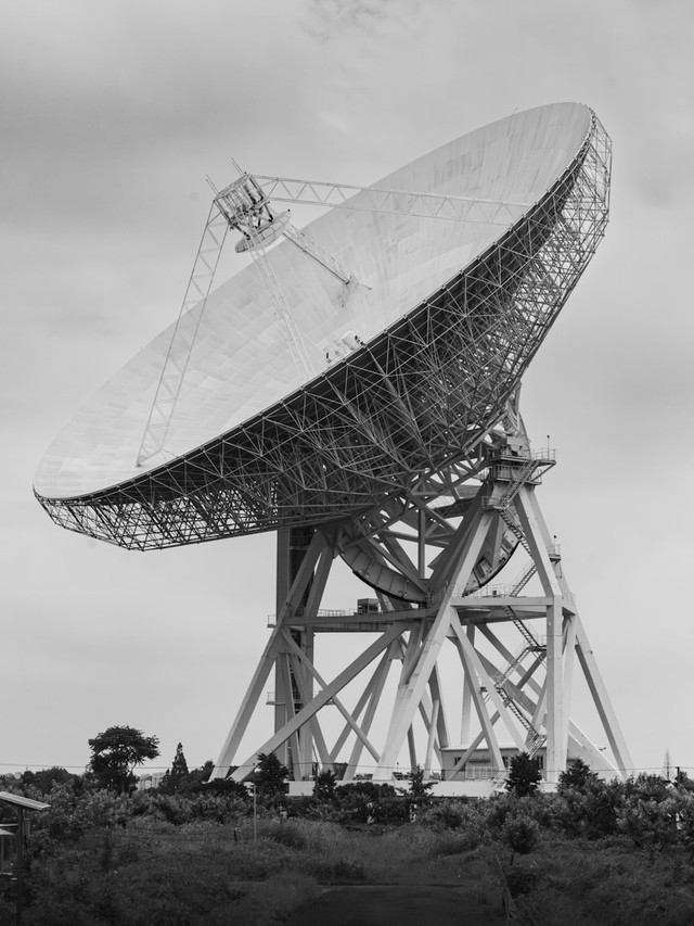 Salah satu parabola penerima sinyal satelit Tiongkok di Shanghai. Foto: Steven Lynn/Unsplash