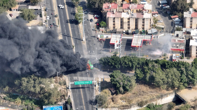 Sebuah tayangan drone menunjukkan asap mengepul selama blokade jalan yang didirikan oleh kejahatan terorganisir menyusul operasi militer di Zapopan, Meksiko, 22 Februari 2026. Foto: @RaulFierroZ via X/via REUTERS 