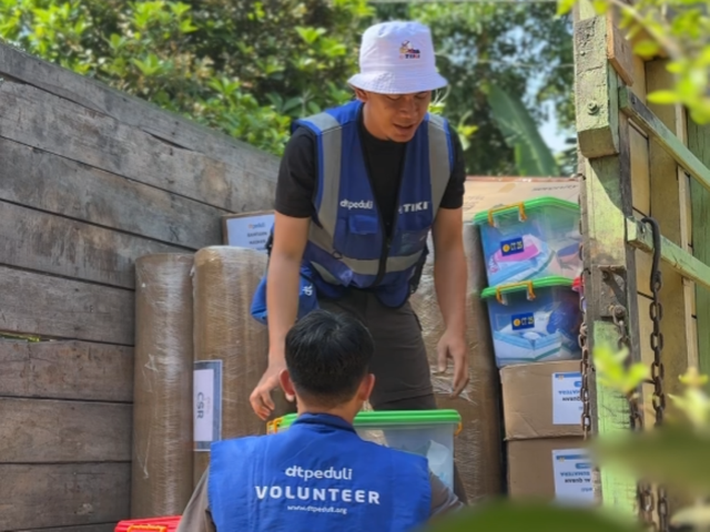 Potrer Relawan DT Peduli saat mendistribusikan bantuan logistik untuk penyintas bencana di Sumatera (Sumber : DT Peduli)