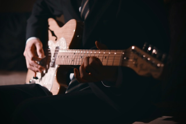 Ilustrasi kunci gitar Ada Titik-Titik di Ujung Doa. Foto: Unsplash.