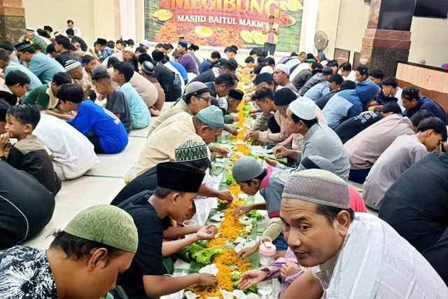 Suasana berbuka puasa dengan tradisi Megibung di Masjid Baitul Makmur, Desa Tegal Harum, Kota Denpasar, Bali, Minggu (22/2/2026) malam. Foto: Denita br Matondang/kumparan