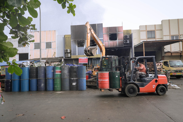 Pekerja borongan membersihkan sisa kebakaran di gudang pestisida PT Biotek Saranatama, Kawasan Pergudangan Taman Tekno, Tangerang Selatan, Kamis (19/2). Foto: Jamal Ramadhan/kumparan