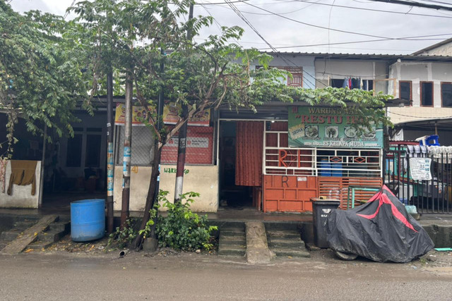 Sejumlah warung makan di sekitar Stasiun Tanah Abang, Jakpus yang ditutupi tirai pada Senin (23/2) pagi. Foto: Amira Nada/kumparan