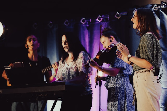 Ilustrasi lirik lagu Dia Hanya Sejauh Doa. Foto: Unsplash.