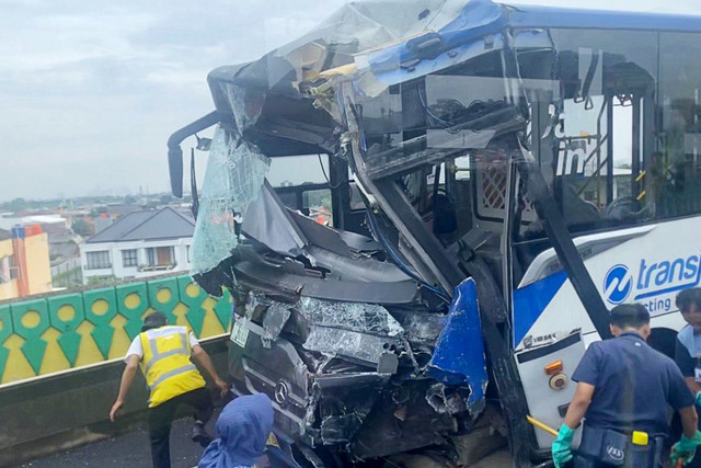 Kecelakaan Bus Transjakarta di Jalur Langit Koridor 13 di dekat Halte Cipulir, Jakarta Selatan, Senin (23/2). Foto: Rayyan/Kumparan