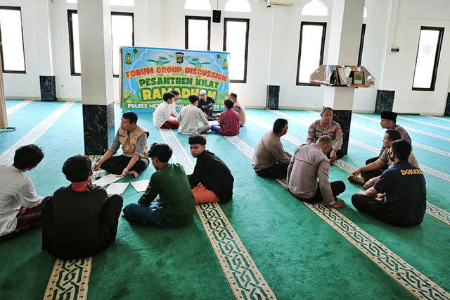 Sejumlah remaja yang diduga hendak melakukan tawuran di Jalan Rawasari Cipayung, Kota Depok, Jawa Barat dimasukkan pesantren kilat. Foto: Dok. Polres Metro Depok