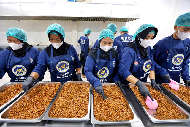 Sejumlah karyawan mencampur bumbu kacang tanah yang akan dimasukan dalam paket makanan bergizi gratis (MBG) di Satuan Pelayanan Pemenuhan Gizi (SPPG) Pentadio Barat, Kabupaten Gorontalo, Gorontalo, Senin (23/2/2026). Foto: Adiwinata Solihin/ANTARA FOTO