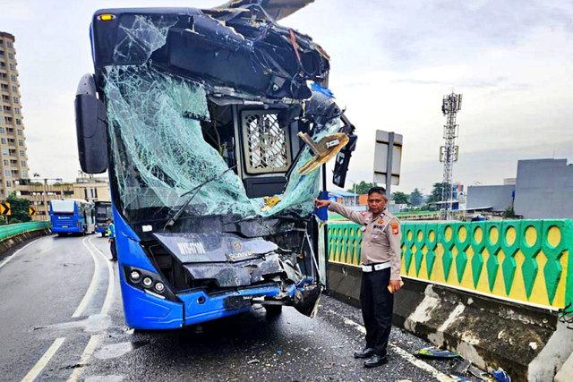 Petugas kepolisian cek TKP kecelakaan bus TransJakarta. Foto: Dok. Istimewa