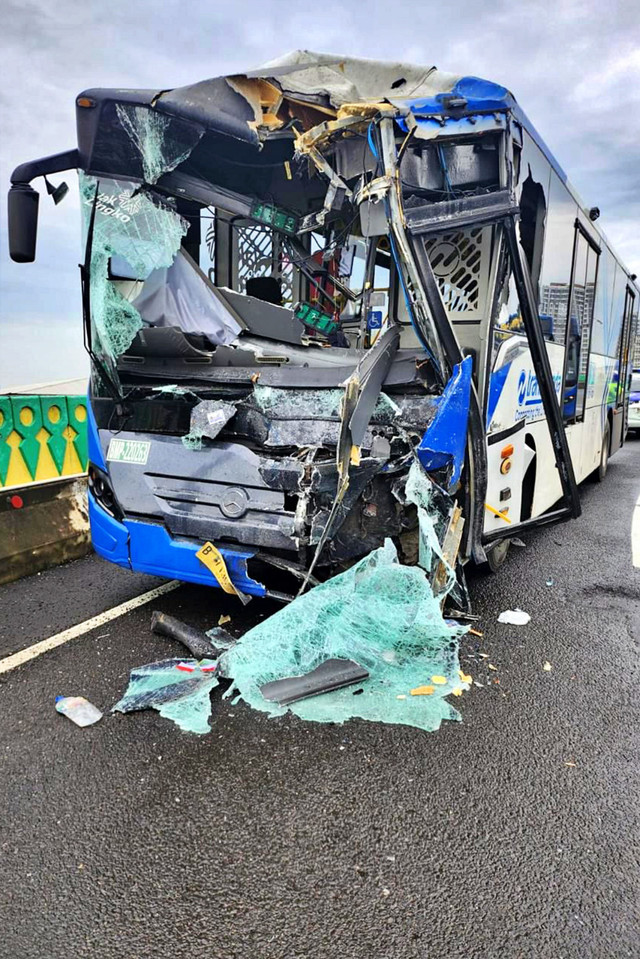 Petugas kepolisian cek TKP kecelakaan bus TransJakarta. Foto: Dok. Istimewa