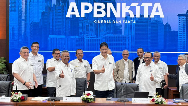 Menteri Keuangan Purbaya Yudhi Sadewa dan jajarannya berikan jempol usai konferensi pers APBN KiTa, Senin (23/2). Foto: Ave Airiza Gunanto/kumparan