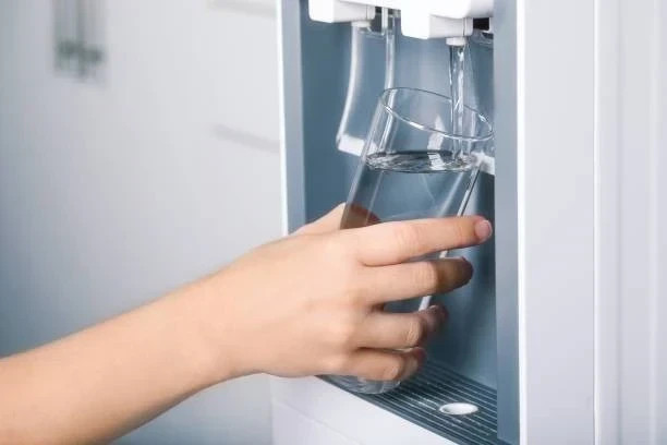 Ilustrasi dispenser galon bawah dengan kompresor. Foto: iStock