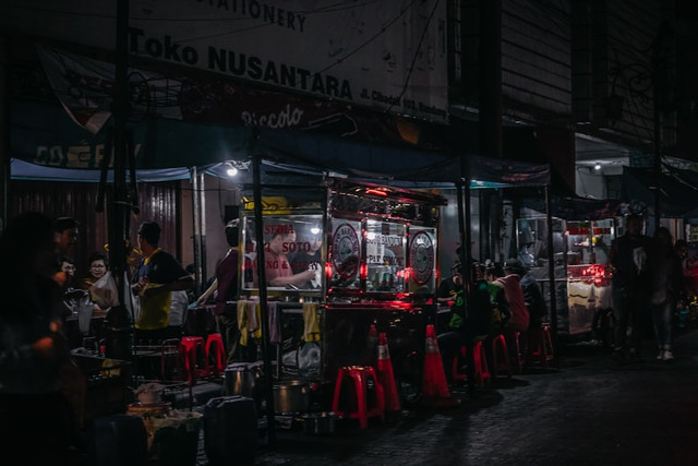 Ilustrasi Pasar Takjil Sawojajar. Unsplash.com/Indira Tjokorda