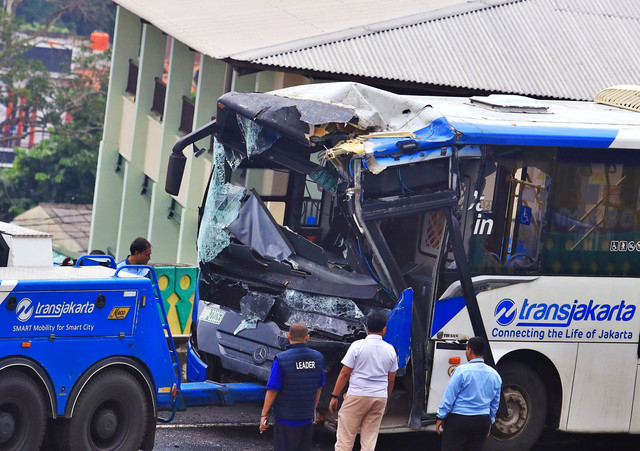 Sejumlah petugas berada di dekat bus TransJakarta yang mengalami kecelakaan tabrakan antar sesama bus TransJakarta di jalur layang atau jalur langit Koridor 13, Cipulir, Jakarta, Senin (23/2/2026). Foto: Muhammad Iqbal/ANTARA FOTO