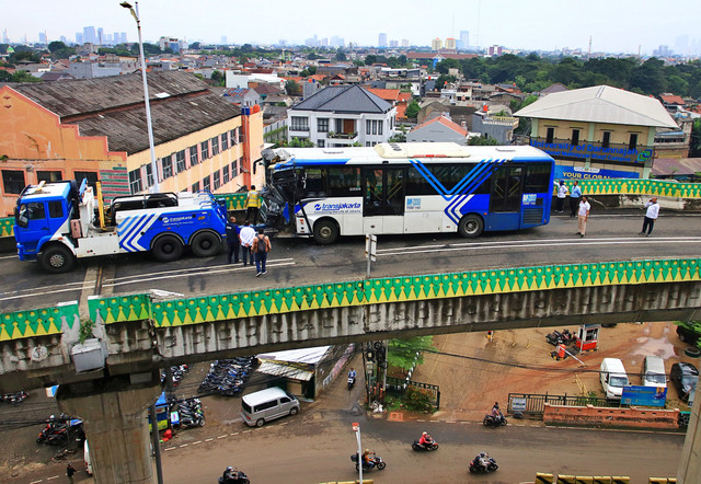 Sejumlah petugas berada di dekat bus TransJakarta yang mengalami kecelakaan tabrakan antar sesama bus TransJakarta di jalur layang atau jalur langit Koridor 13, Cipulir, Jakarta, Senin (23/2/2026). Foto: Muhammad Iqbal/ANTARA FOTO
