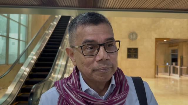 Anggota Komisi III DPR Hinca Panjaitan menjawab pertanyaan wartawan di Kompleks Parlemen, Senayan, Jakarta, Senin (23/2). Foto: Nasywa Athifah/kumparan