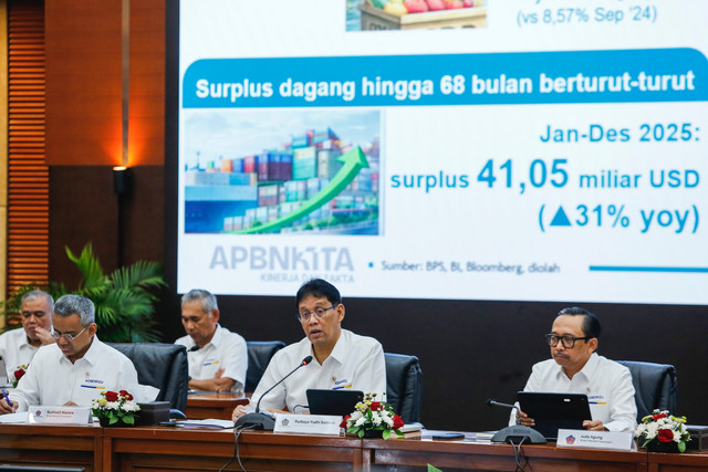 Menteri Keuangan Purbaya Yudhi Sadewa bersama Wakil Menteri Keuangan Juda Agung dan Suahasil Nazara menyampaikan keterangan pada konferensi pers APBN KiTa edisi Februari 2026 di Jakarta, Senin (23/2/2026). Foto: Asprilla Dwi Adha/ANTARA FOTO