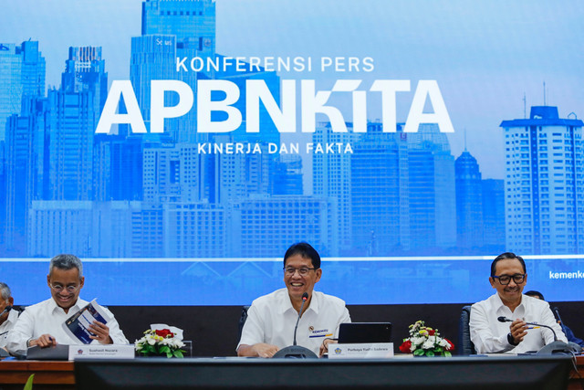 Menteri Keuangan Purbaya Yudhi Sadewa bersama Wakil Menteri Keuangan Juda Agung dan Suahasil Nazara berbincang sebelum menyampaikan keterangan pada konferensi pers APBN KiTa edisi Februari 2026 di Jakarta, Senin (23/2/2026). Foto: Asprilla Dwi Adha/ANTARA FOTO