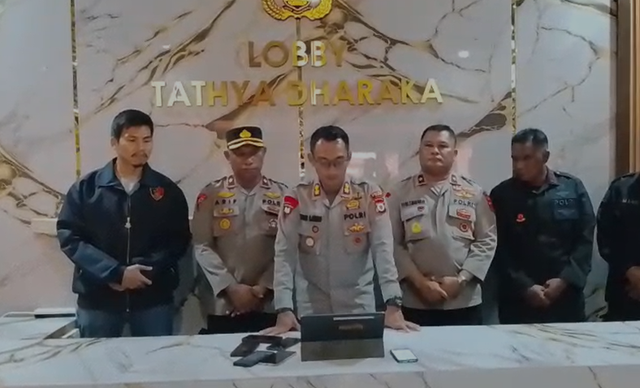 .Kapolres Tual, AKBP Whansi Des Asmoro (tengah) Foto: kumparan