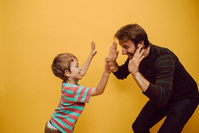 Ilustrasi permainan cas jadi patung antara anak dengan ayahnya. Sumber foto: pexels.com