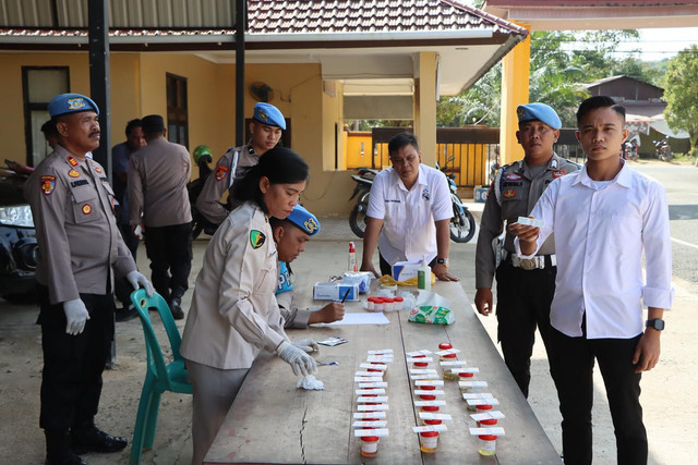 Polres Tapanuli Tengah gelar tes urine secara mendadak kepada seluruh personel kepolisian, Senin (23/2). Foto: Dok. Humas Polres Tapteng