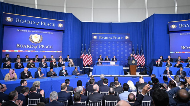 Presiden Republik Indonesia Prabowo Subianto menghadiri pertemuan perdana (Inaugural Meeting) Board of Peace (BoP) yang digelar di Donald Trump United States Institute of Peace, Washington, D.C., Amerika Serikat, pada Kamis, 19 Februari 2026. Pertemuan tersebut menjadi momentum resmi peluncuran mekanisme internasional Board of Peace sebagai platform kolaborasi global untuk mendukung stabilisasi kawasan konflik dan pemulihan pascakonflik terutama di Gaza. Sumber Gambar: BPMI Setpres/Cahyo.