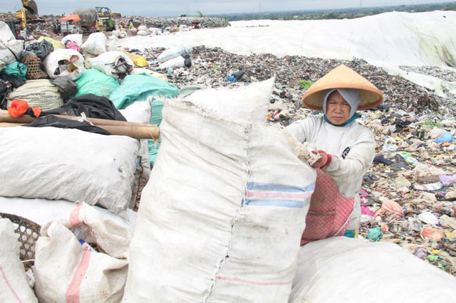 Giarti sedang memilah sampah anorganik di TPA Tanjungrejo, Kabupaten Kudus pada Senin (23/2). Foto: Vega Maarijil Ula/kumparan