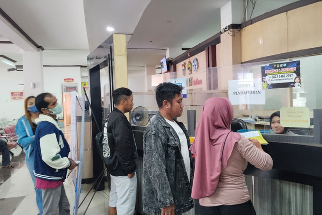 Wajib Pajak di Kabupaten Pati sedang membayar pajak kendaraan di loket Kantor UPPD Samsat Pati, Senin (23/2/2026). Foto: kumparan